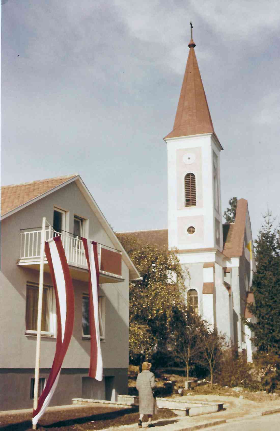 Einweihung Volksschule, rechts rk. Kirche