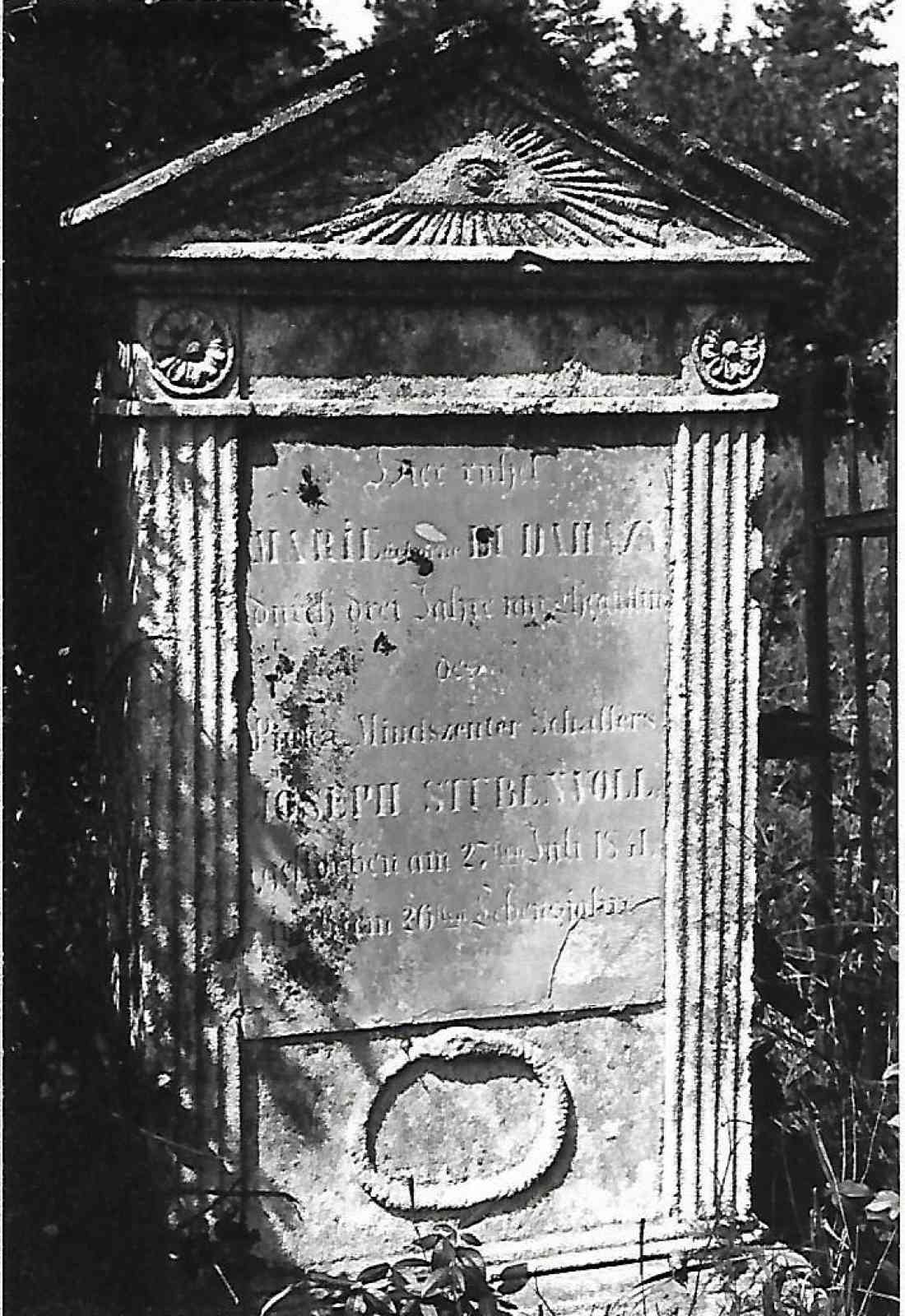 Grabstein am Friedhof Jormannsdorf. Im Sommer 1971 demoliert.