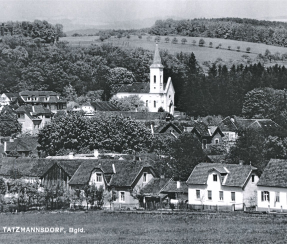 Blick auf die röm. kath. Kirche gegen Westen