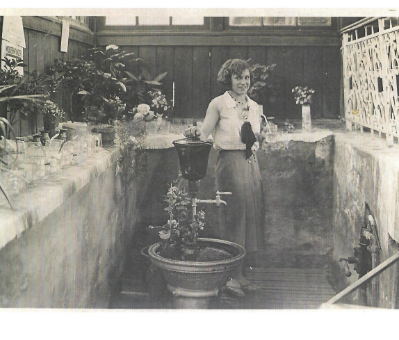 Brunnen in der Wandelhalle, Brunnenmädchen Luise Schuh