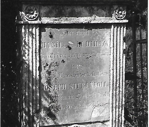 Grabstein am Friedhof Jormannsdorf. Im Sommer 1971 demoliert.