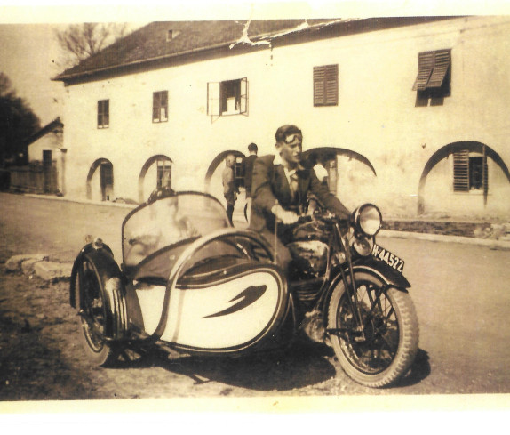 Kleines Kastell, Franz Vana mit 1. Motorrad