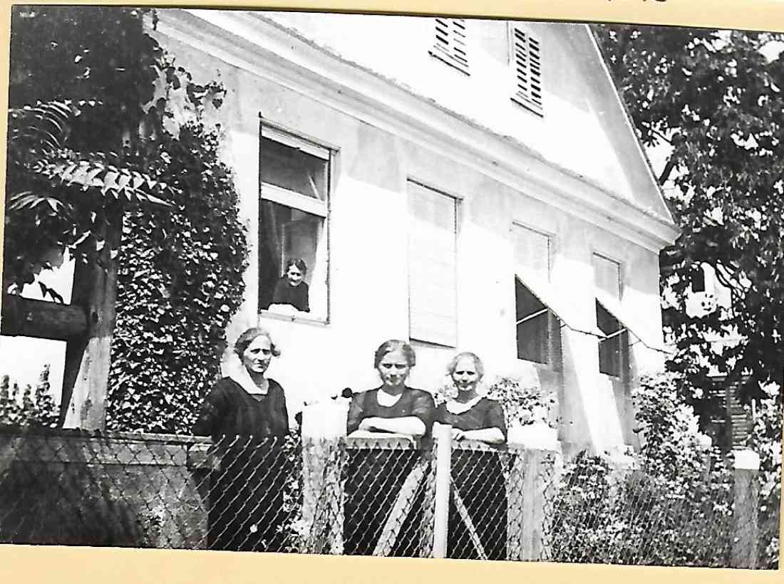 Tribl Haus, 1929, Emma, Katharina (Mutter), Elisabeth, Maria Tribl