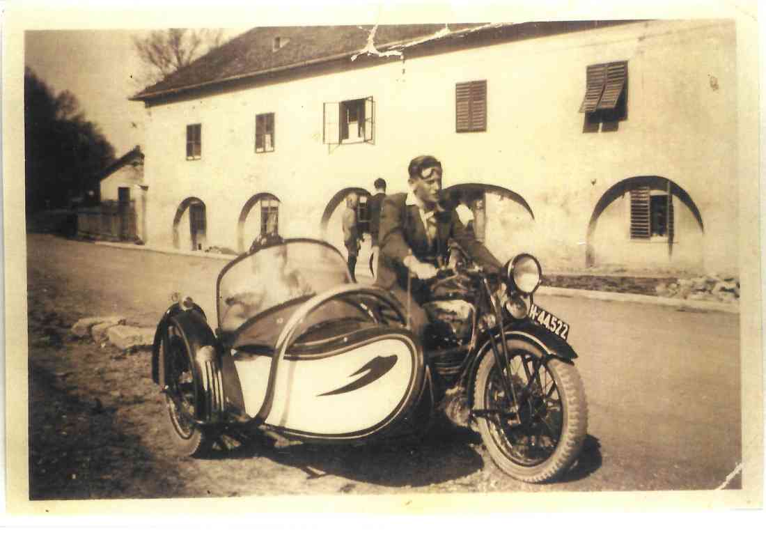 Kleines Kastell, Franz Vana mit 1. Motorrad